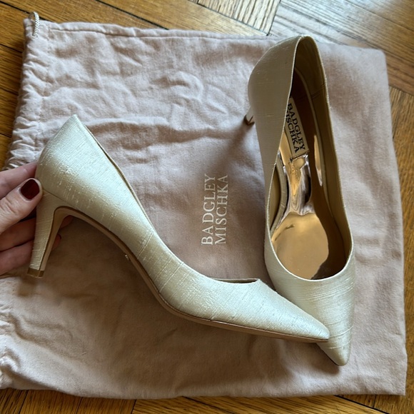 NWOT! Ivory Badgley Mischka Lana pointed toe evening pump, size 6.5 - Picture 2 of 3